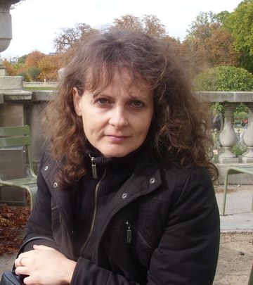  19681012-20220616 Susanna PARAGI Zsuzsanna Mária am 20081008 in Paris, Jardin des Tuileries 